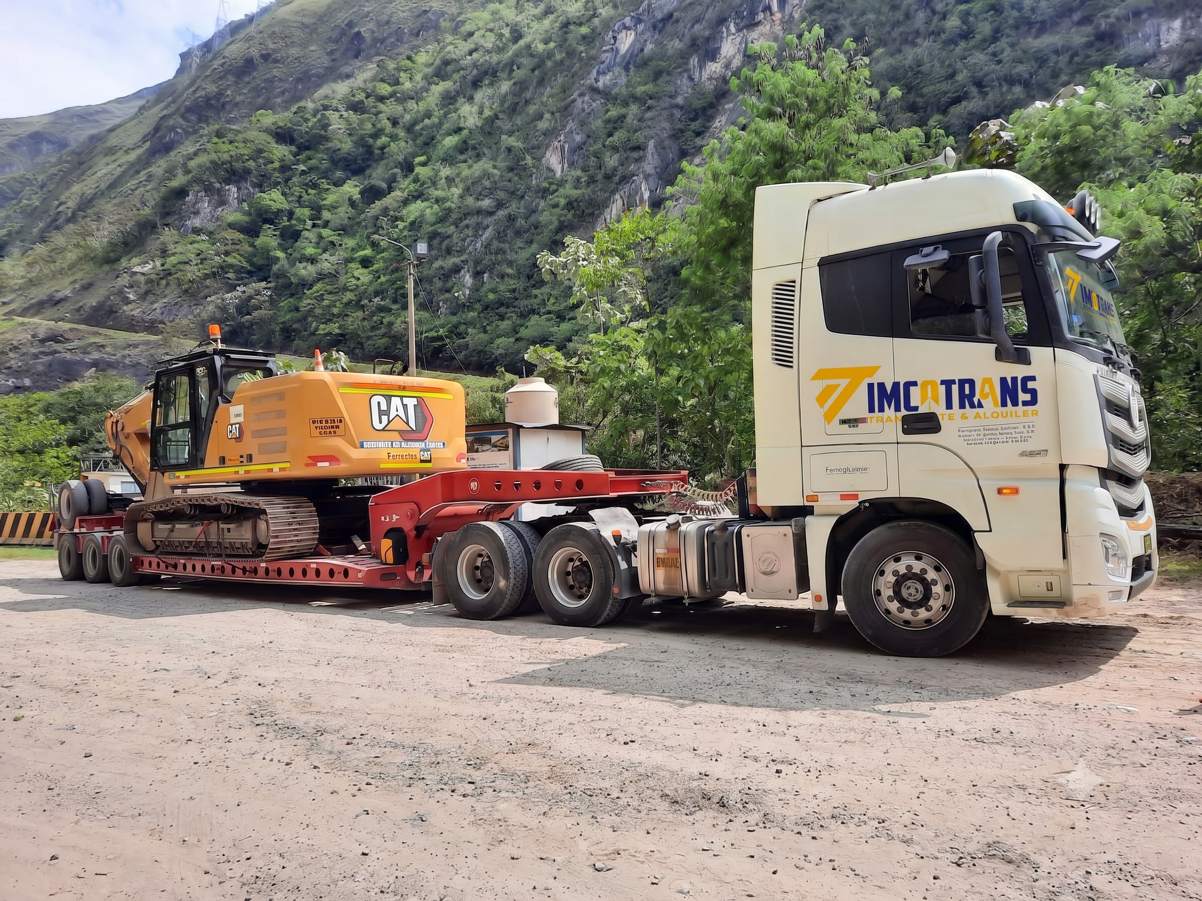Camión con excavadora para carga sobredimensionada